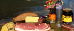 Bretteljause mit Speck und Würstel am Sonnenhof am Weissensee in Kärnten Urlaub am Bauernhof