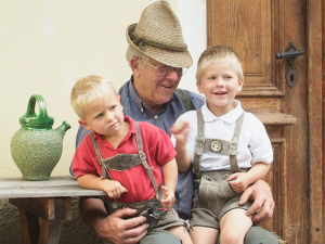 Opa mit Kinder am Sonnenhof - Raderhof am Weissensee in Kärnten