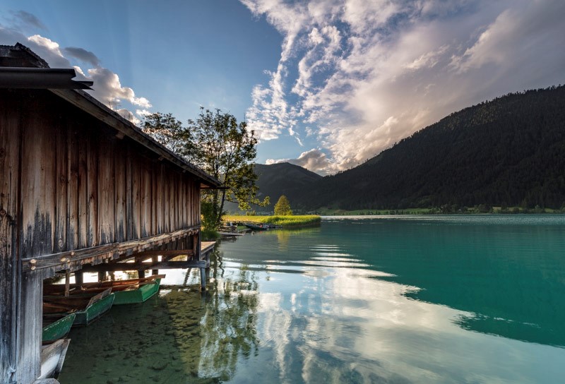 Bootshütte-im-Abendlicht-vom-Steg-aus