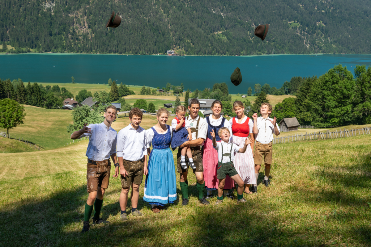 Familie-mit-fliegenden-Hueten1-1-1200×800