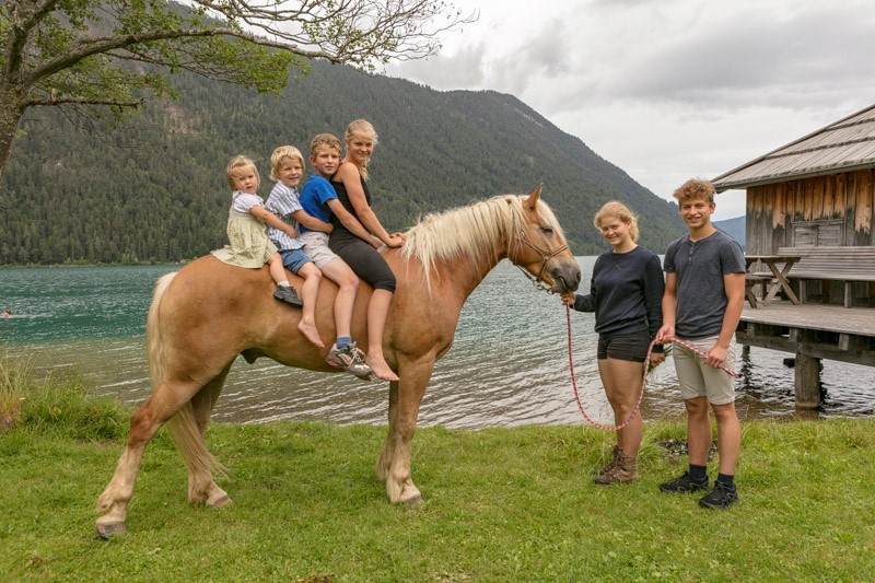 Pferd-Valentino-mit-Kinder-am-Badestrand-vom-Sonnenhof-am-Weissensee